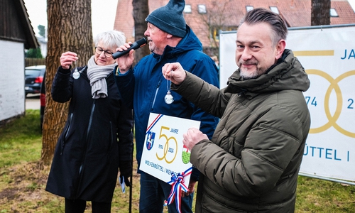 Ortsbürgermeister Andreas Rink bekam eine Erinnerungstafel von Bürgermeister Ivica Lukanic (re.) überreicht, im Gegenzug gab es für Landrätin Christiana Steinbrügge und Lukanic eine Weihnachtskugel im Jubiläumsdesign.