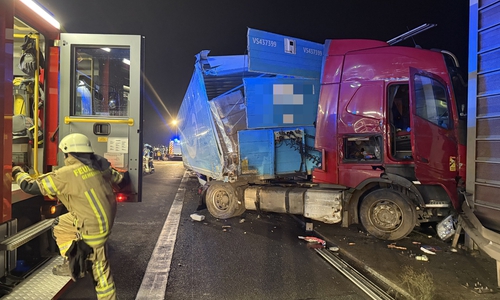 Der LKW prallte in eine Lärmschutzwand.