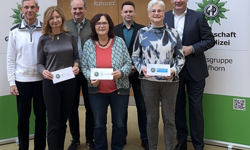 Spendenübergabe im Rathaus.