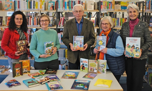 Daniela Bergmann-Baczynski (Stadtbücherei), Ille Schneider, Manfred Wuttke, Christine Schrader und Gabriele Drews (alle Freundeskreis der Stadtbücherei) mit Büchern der Autorinnen und Autoren, die im Rahmen der 17. Kinder- und Jugendbuchwoche in Wolfenbüttel zu Gast sein werden. 