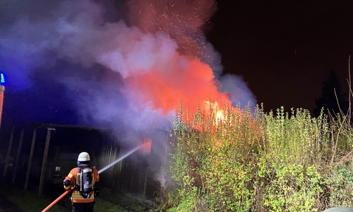 Die Feuerwehr kämpfte gegen die Flammen.