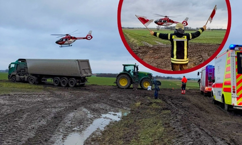 Die Feuerwehr half dabei, den Hubschrauber einzuweisen. Im Bild zu sehen sind auch Traktor und Rübenlaster.