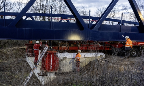 Am heutigen Mittwoch wurde die neue Brücke über die Oker eingesetzt. 