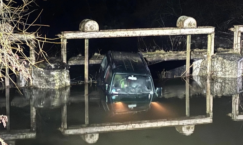 Der Wagen war an einem Wehr hängen geblieben.