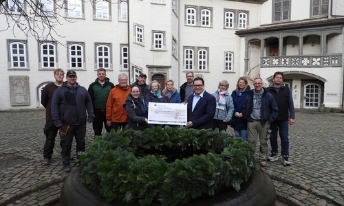 Tobias Heilmann, Landrat des Landkreises Gifhorn, überreichte den Spendenscheck im Beisein etlicher Helfer des „Schlossmarkts zum Advent“ an Nina Siebert, Vorsitzende des Vereins Helfen vor Ort.