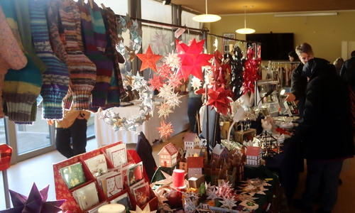 Beim DRK Weihnachtsmarkt gab es Gelegenheit zum Stöbern.