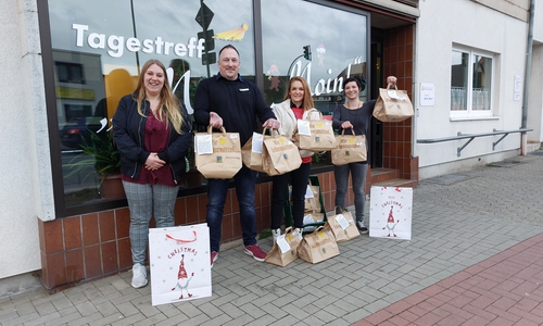 von links: Tagestreff-Besucherin Clarissa, E-Center-Marktleiter Marco Schaefer, stellv. Marktleiterin Jasmin Schliep, Sozialarbeiterin Viola Tschentscher.