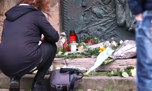 Menschen legen Blumen für die Opfer in Magdeburg nieder.