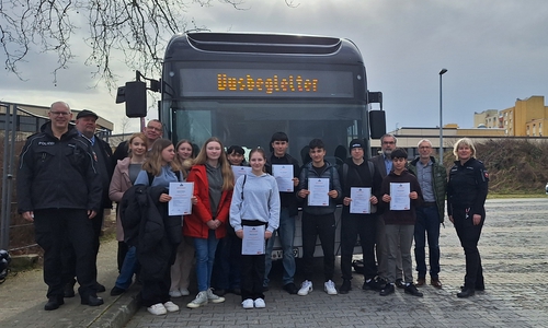 Jens Oertelt (Polizei), Knuth Hirschfeld (Busfahrer und Ausbilder im Team), Dirk Rodenstein (Fahrdienstleiter), Mia Wiete Schulze, Leonie Dittfach, Vanessa Heidelin, Amelia-Isabella Rosilius, Christian Huynh, Rosa Kohlmeier, Cem Odenbach, Eyad Abdelrahman, Luis Deren, Dr.Thomas Lohmann (Schulleiter ASG), Alen Muradyan, Dirk Dudda (Direktorstellvertreter Wolfsburger Oberschule), Silke Hitschfeld (Polizei). Nicht im Bild: Nina van der Wall (Polizei), Akram Hassan Adam, Bashar Maamo, Marwa Altnouk.