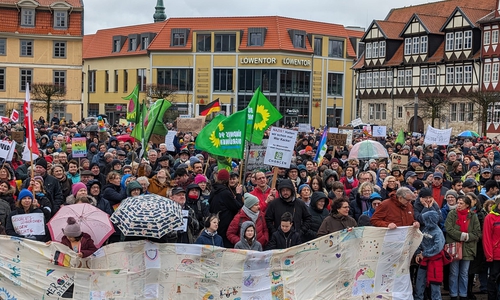 Herrscht in den Klassenräumen unserer Schulen zu viel rechtes Gedankengut? Bei der Demonstration gegen Rechtsextremismus auf dem Schlossplatz in Wolfenbüttel forderten Vertreter des Jugendparlaments das Kultusministerium zum Handeln auf.