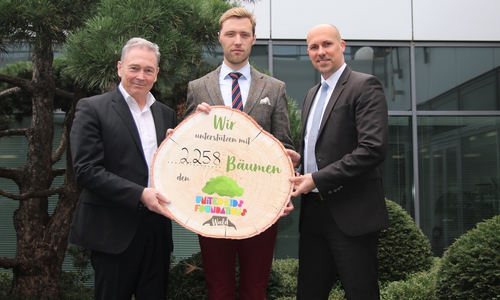 André Bonitzke (rechts), Leiter Privatkunden der Volksbank BRAWO, übergab im Beisein von Thomas Fast (links), Vorstandsvorsitzender der Volksbank BRAWO Stiftung und Botschafter von United Kids Foundations, symbolisch die 2.258 Bäume für den United Kids Foundations Wald an Dr. Janis Meyerhof (mitte) von den Niedersächsischen Landesforsten. 