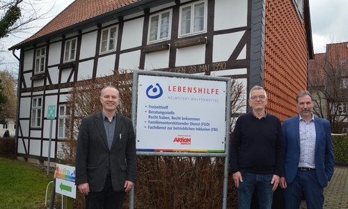 Das Kalmsche Haus an der Töpferstraße wurde von der Lebenshilfe 1990 saniert und beherbergt nun auch die neue Beratungsstelle. Darüber freuen sich (von links) Bernd Retzki (Sozialdezernent des Landkreises), Axel Koßmann als Leiter der neuen Beratungsstelle und Lebenshilfe-Geschäftsführer Bernd Schauder.