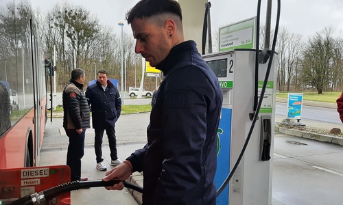 In Salzgitter werden die Busse mit dem Biokraftstoff betankt.