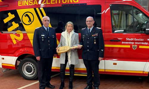Die offizielle Schlüsselübergabe: Oberbürgermeisterin Urte Schwerdtner (Mitte) mit Stadtbrandmeister Christian Hellmeier (re.) und Ortsbrandmeister Udo Löprich (li.) vor dem neuen Einsatzleitwagen.