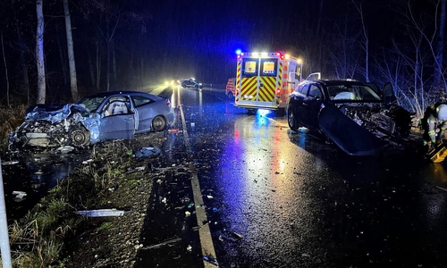 Auf der B244 waren am Samstagabend zwei Autos frontal miteinander kollidiert.