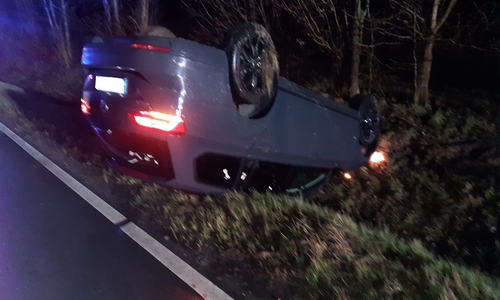 Das Fahrzeug war auf dem Dach gelandet.