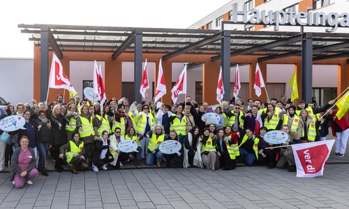 Kundgebung vor dem Haupteingang des Helios Klinikums in Salzgitter.