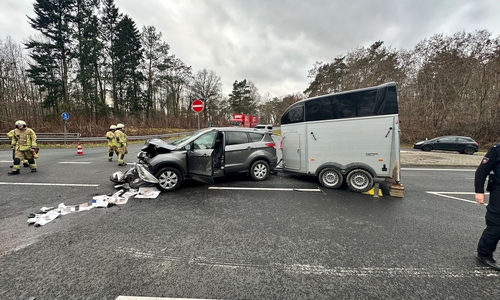 Bei dem Unfall wurden zwei Personen verletzt.