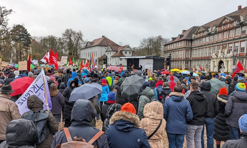 Begrüßt wurden die rund 1.700 Teilnehmer zunächst von Michael Sandte vom Bündnis gegen Rechtsextremismus.