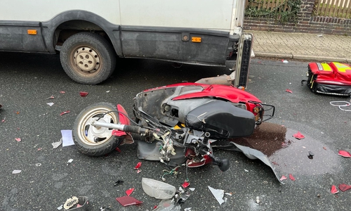 Der Roller wurde bei dem Unfall komplett zerstört.