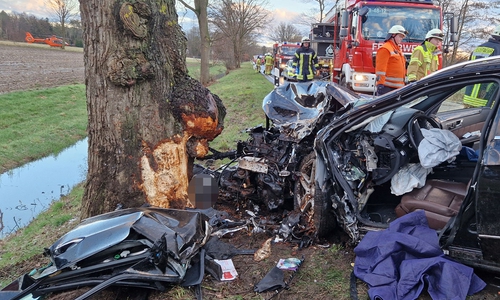 Das Auto wurde massiv beschädigt. Im Hintergrund ist der Rettungshubschrauber zu sehen.