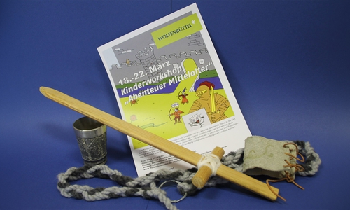 Mit lustigen Spielen, tollen Basteleien und beim Kochen über einem Lagerfeuer begeben sich die Kinder auf die Spuren von Rittern, Knappen und Burgfräulein