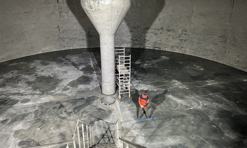 Der riesige Trinkwasserspeicher erstrahlt dank mineralischer Neubeschichtung in neuem Glanz.