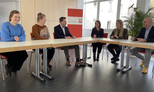 Dr. Marcus Kröckel (Dritter von links), Ayca Aytekin (Vierte von links) und  Thomas Mallon (Sechster von links) mit Daniela Tedesco und Anne Wenhake (Erste und Fünfte von links) aus dem PACE-Team.
