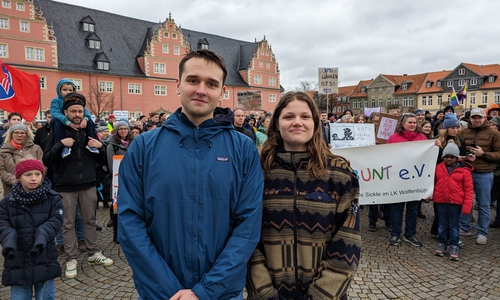 Die beiden Schüler Freya Rosenthal und Johannes Matussek forderten auf der Demo am Samstag mehr politische Aufklärung in den Schulen.