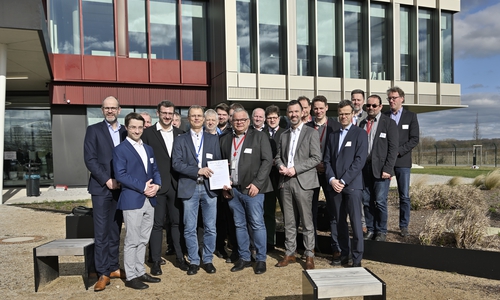 Vertreter der Landvolk-Kreisverbände im Gebiet der Ostniedersachsenleitung zusammen mit TenneT-Deutschlandchef Tim Meyerjürgens (erste Reihe, zweiter von rechts) vor dem TenneT-Campus in Lehrte.