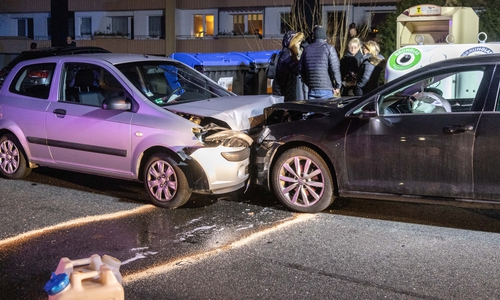 Die Autos waren frontal kollidiert.