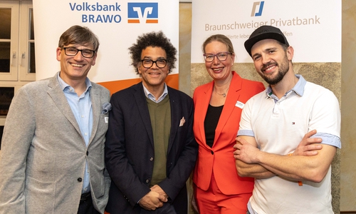 Sascha Köckeritz, Leiter Braunschweiger Privatbank sowie Mit-Initiator des Abends, Ijoma Mangold, Autor, Journalist und Literaturkritiker, Nicole Mölling, Leiterin der Direktion Salzgitter der Volksbank BRAWO und Initiatorin des Abends, sowie Artur Skuratowicz, Regionalvorsitzender der Jungen Unternehmer e. V., beim ersten Unternehmerzirkel für junge Unternehmer in Salzgitter (v. li.). 