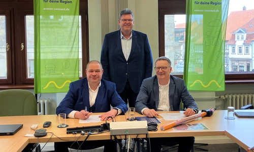 Bürgermeister Wittich Schobert, Geschäftsbereichsleiter Thomas Bode und Detlef Gieselmann, Geschäftsführer der Avacon Connect bei der Vertragsunterschrift im Rathaus (v. li.).