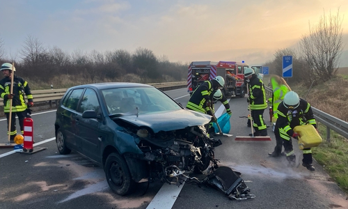 Die Feuerwehr musste die Fahrbahn reinigen.