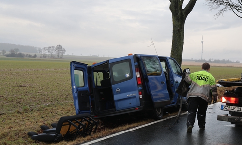 Der Schultransporter war gegen einen Baum gefahren.