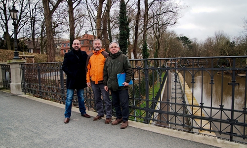 Sven Glodniok, Dr. Bernd Hoppe-Dominik und Karlheinz Pfeiff (v. li.). Im Hintergrund kürzlich fertiggestellt, der Fisch-Kanu-Pass in der Oker am Petriwehr in Braunschweig.