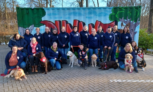 Die neuen DRK-Therapiehundeteams.