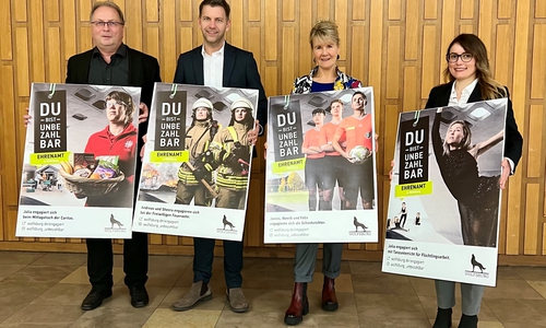 Startschuss für die Ehrenamtskampagne 2.0: Stefan Krieger (Leiter der Stabsstelle Ehrenamt, v.l.n.r), Oberbürgermeister Dennis Weilmann, Birgit Maas und Eni Mazniku (beide Stabsstelle Ehrenamt) machen Werbung für das offene Fotoshooting.