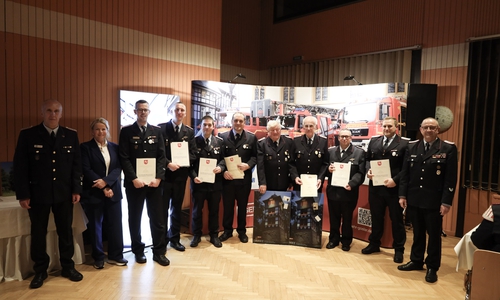 Die geehrten für 25 Jahre Dienstjahre in der Einsatzabteilung und 50 Jahre Mitgliedschaft in der Feuerwehr.
