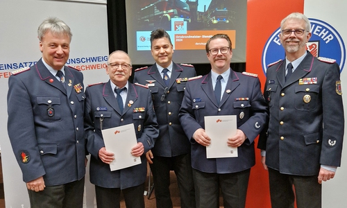 Bei der Besprechung der Ortsbrandmeister. von links: 1. Stellvertretender Stadtbrandmeister Stephan Kadereit, Karsten Reschke, Regierungsbrandmeister Tobias Thurau, Benjamin Steffen, Stadtbrandmeister Ingo Schönbach.