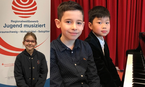 Matilda Plaschke (links) und Henri Dorsch mit Zi Han Jayden Sun (rechts) freuen sich über ihre erfolgreiche Teilnahme bei Jugend musiziert.
