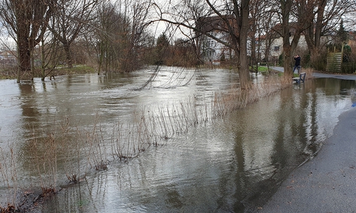 Blick aus Richtung der Okerbrücke am Friedrich-Ludwig-Jahn-Platz in Braunschweig am 25. Dezember 2023.