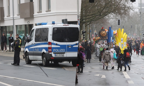 Damit der Karnevalsumzug friedlich ablaufen konnte, waren Polizei und Rettungskräfte im Einsatz.