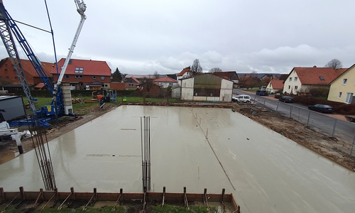 Die Bodenplatte des Feuerwehrneubaus in Rhüden ist fertig - jetzt können die Maurerarbeiten beginnen. 