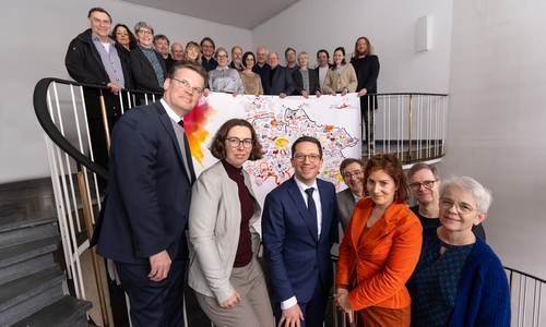 Vertreter des Arbeitskreises niedersächsischer Kulturverbände übergaben an Minister Falko Mohrs (vorne dritter von links) eine Niedersachsenkarte mit vielfältigen Kulturorten. 