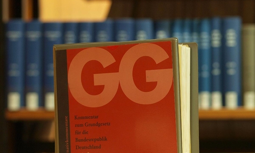 Ausgabe des Grundgesetzes in einer Bibliothek (Archiv)