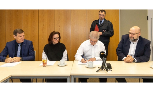 Bei der Vertragsunterzeichnung (v. l.): Dirk Gähle, Nicole Kumpis, Oberbürgermeister Frank Klingebiel, Erster Stadtrat Eric Neiseke.
