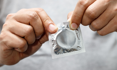 Kondome schützen vor sexuell übertragbaren Krankheiten. Kondome sind das Verhütungsmittel Nr. 1 in Deutschland.  