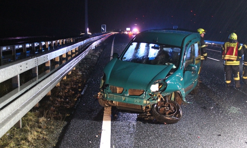 Das Fahrzeug wurde bei dem Unfall stark beschädigt.