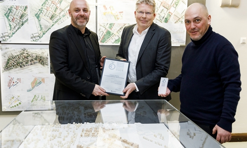 Preisträger Frank Buken (l.) und Knut Böhmer (r.) mit Stadtbaurat Heinz-Georg Leuer.